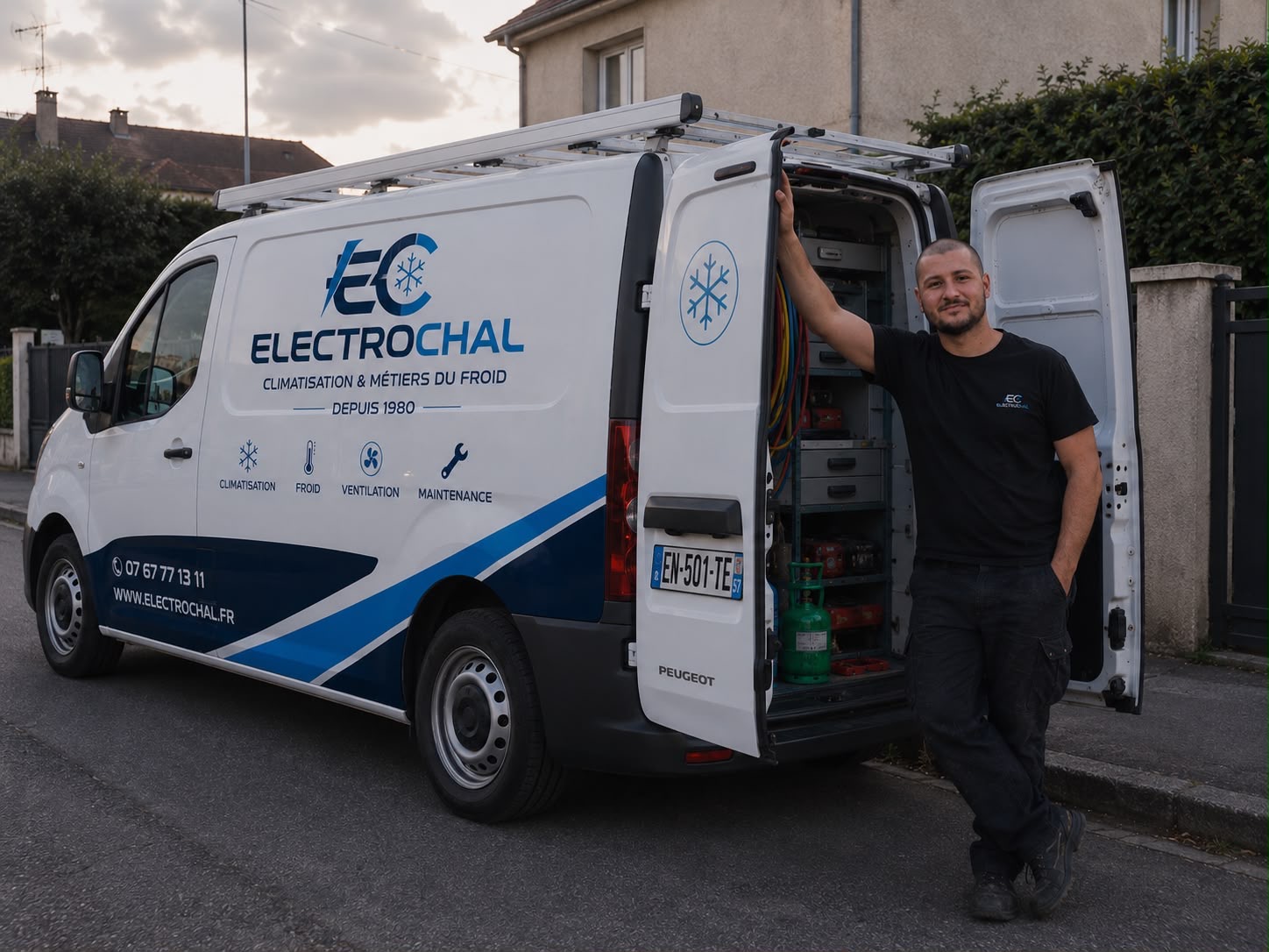 Utilitaire Électrochal marqué avec technicien